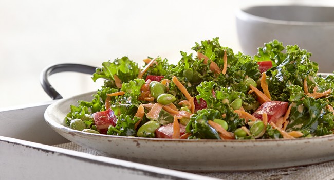Salade de kale avec vinaigrette au sésame