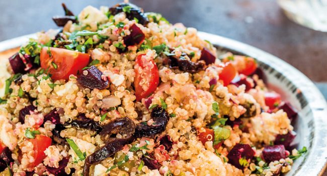 Salade de quinoa, pruneaux de Californie et feta