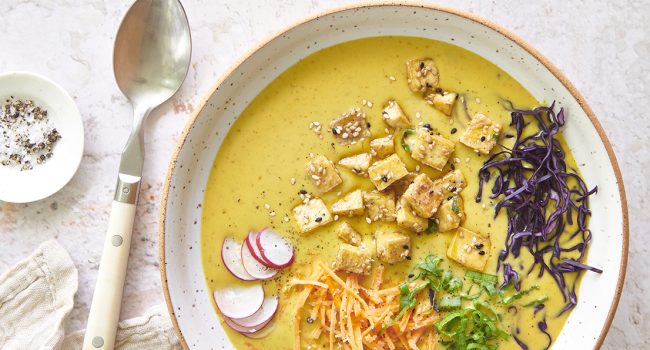 Soupe coco, curry, tofu et légumes arc-en-ciel