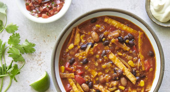 Soupe végane aux lentilles et tortillas, style mexicain