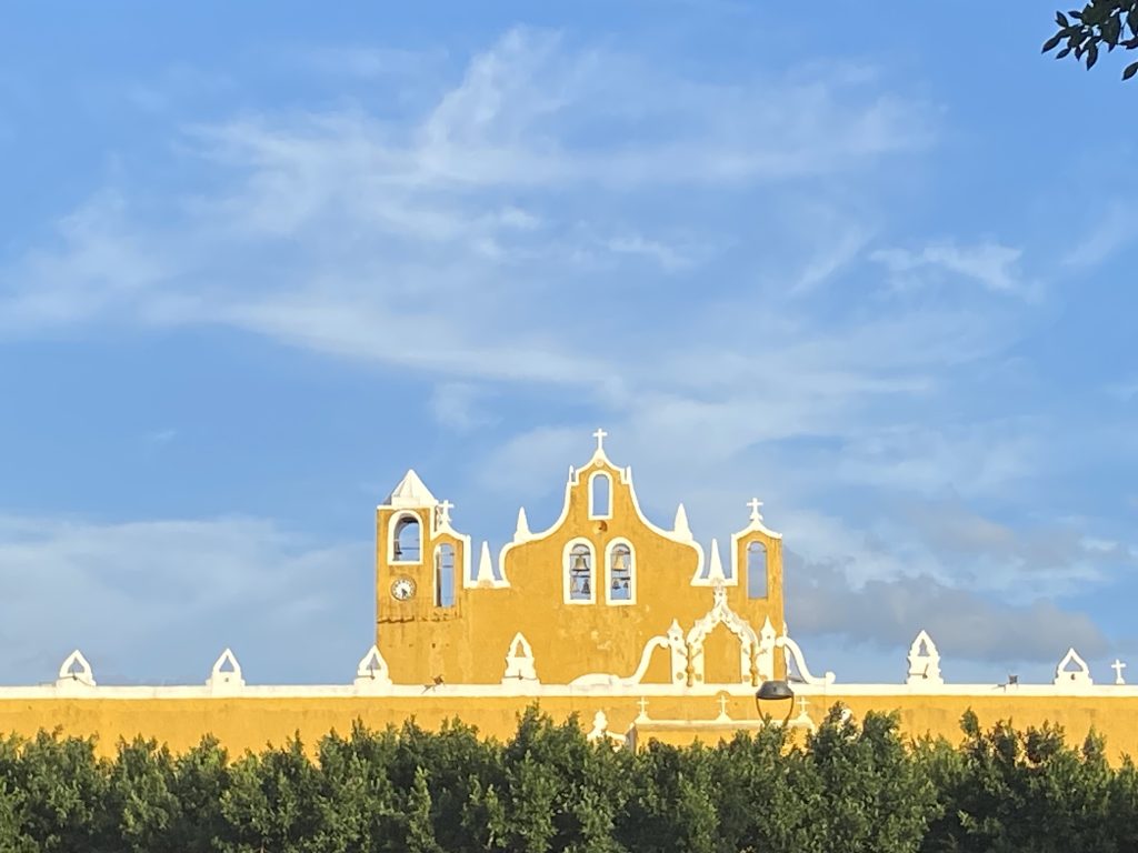 À partir de Mérida, il est facile de se rendre à la Izamal, la célèbre ville jaune.