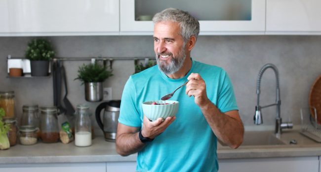 Que manger après 50 ans pour prévenir les blessures musculaires ?