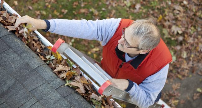 Quand les menus travaux se transforment en obstacle au vieillir chez soi