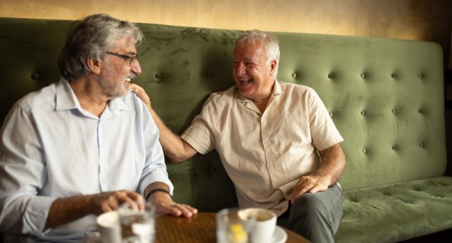 Vieillir sans s’isoler : le rôle vital de l’amitié
