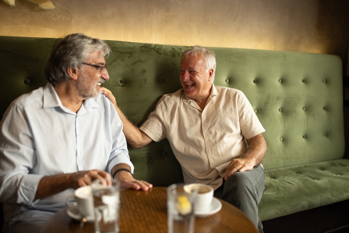 Vieillir sans s’isoler : le rôle vital de l’amitié