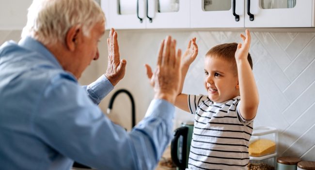 Pourquoi encourager plutôt que complimenter votre petit-enfant