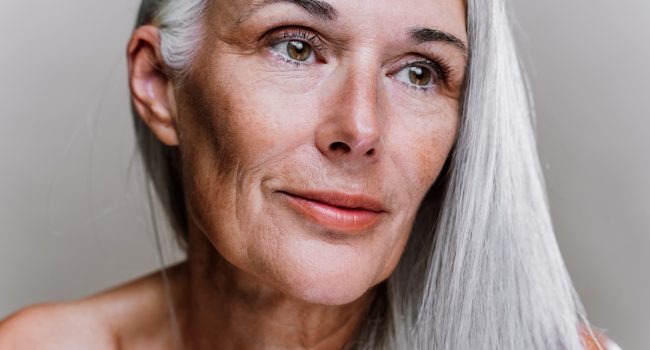 Parlons vieillissement capillaire… sans s’arracher les cheveux!