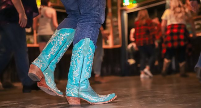 Danse en ligne country : et si on osait ?