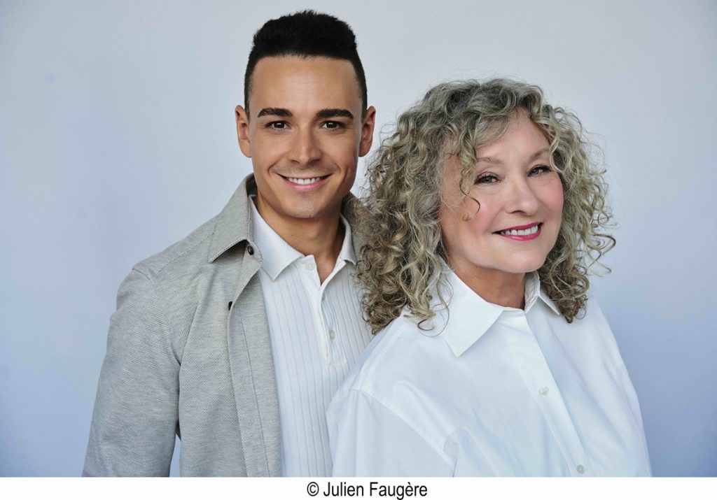 Marguerite Blais pose en compagnie de Guillaume Nadon devant un fond blanc.
