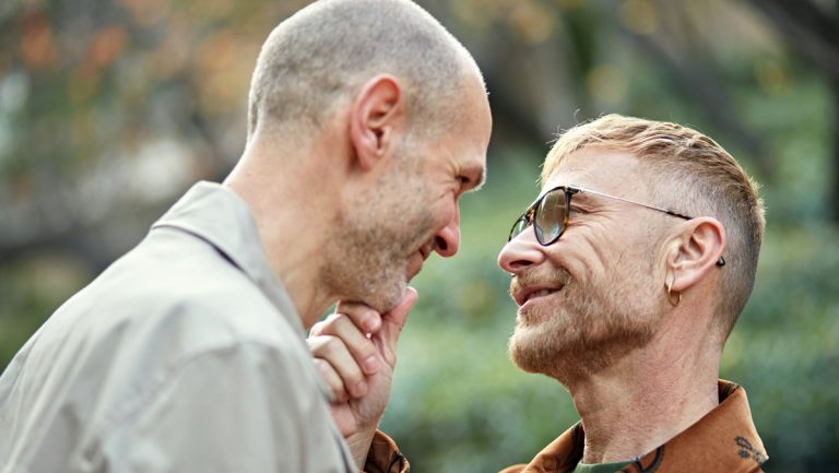 Aînés LGBTQ+ : briser le silence pour vieillir dans la dignité