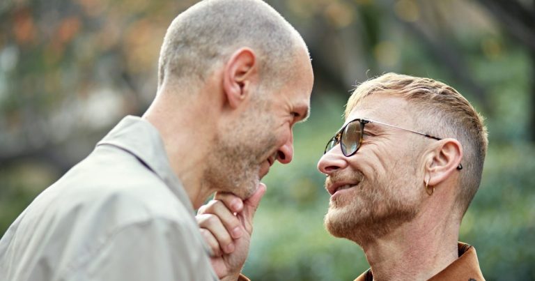 Aînés LGBTQ+ : briser le silence pour vieillir dans la dignité