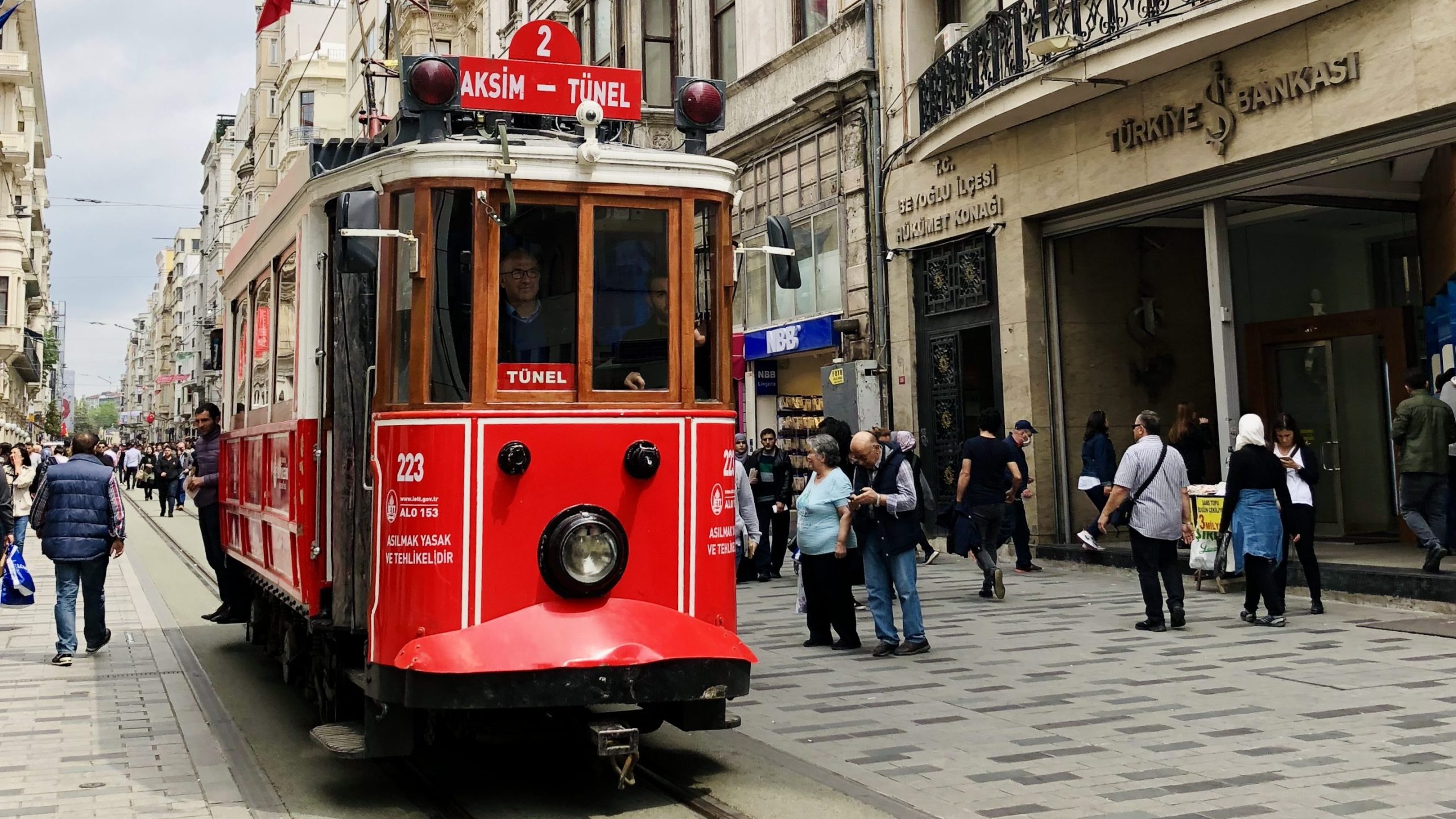 Le tramway de la rue istiklal, à Istanbul