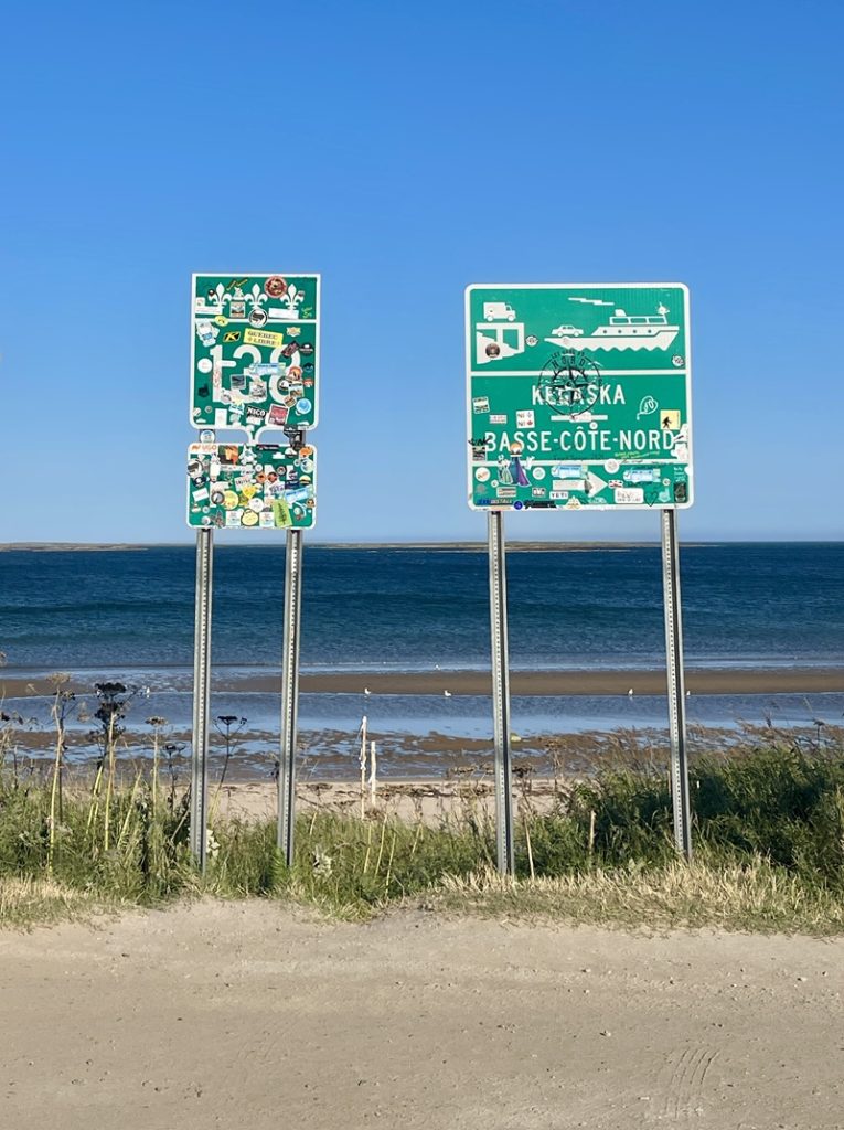 Image de panneaux recouverts de collants au bout de la route 138.