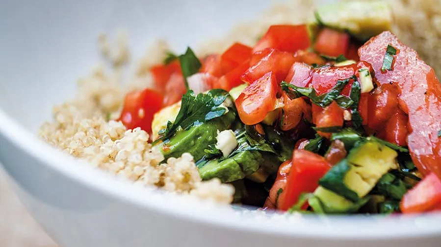 Salade de quinoa à l’avocat et aux tomates.