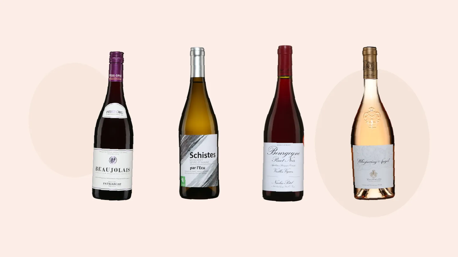 Illustration montrant quatre bouteilles de vin, sur fond de couleur pêche.