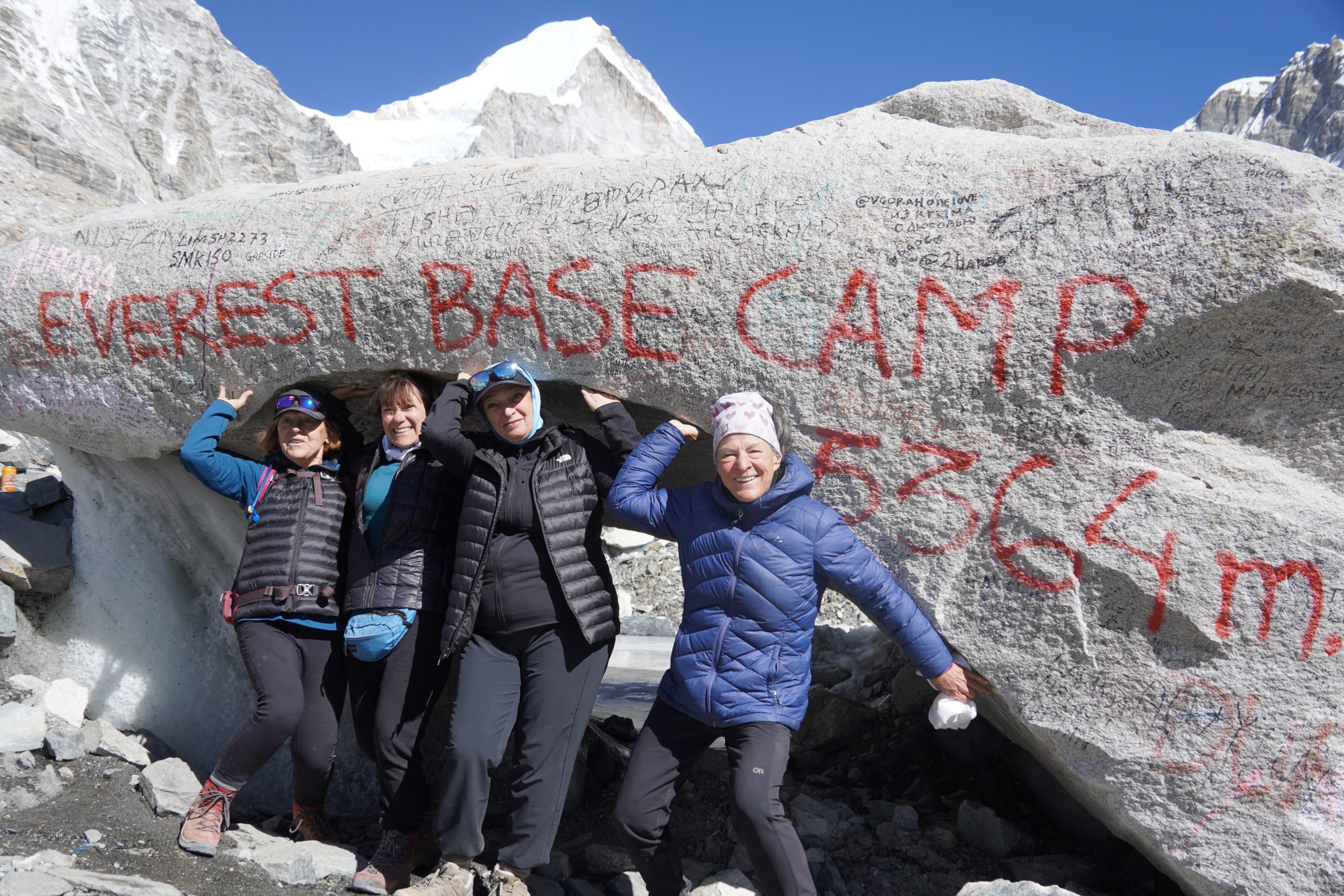 Quatre femmes aînées sont heureuse d'avoir réussi de se rendre au camp de base de l'Everest