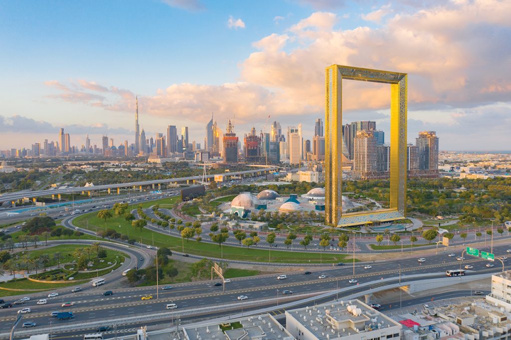 Vue aérienne du Dubai Frame, du panorama du centre-ville et de ses gratte-ciel.