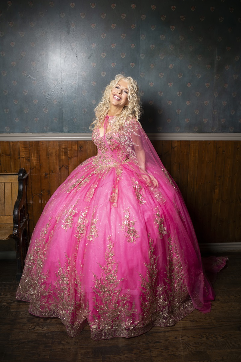 Joe Bocan en robe rose