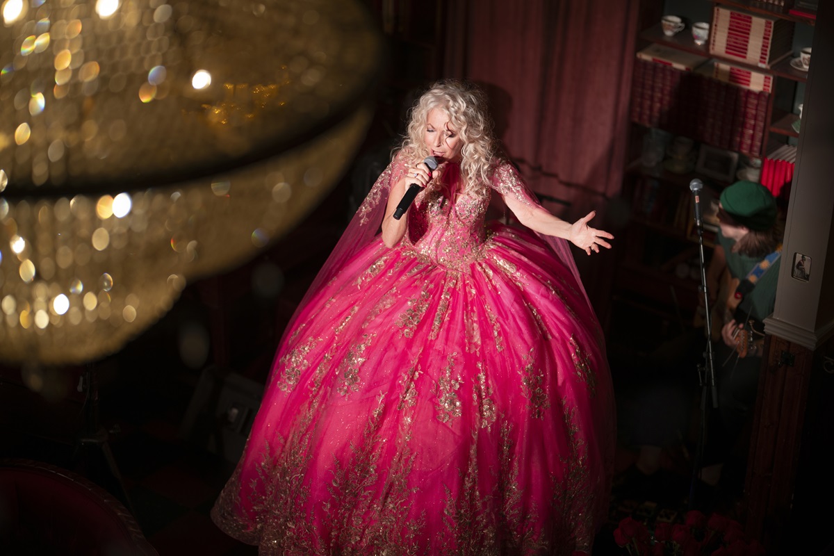 Joe Bocan sur scène en robe rose