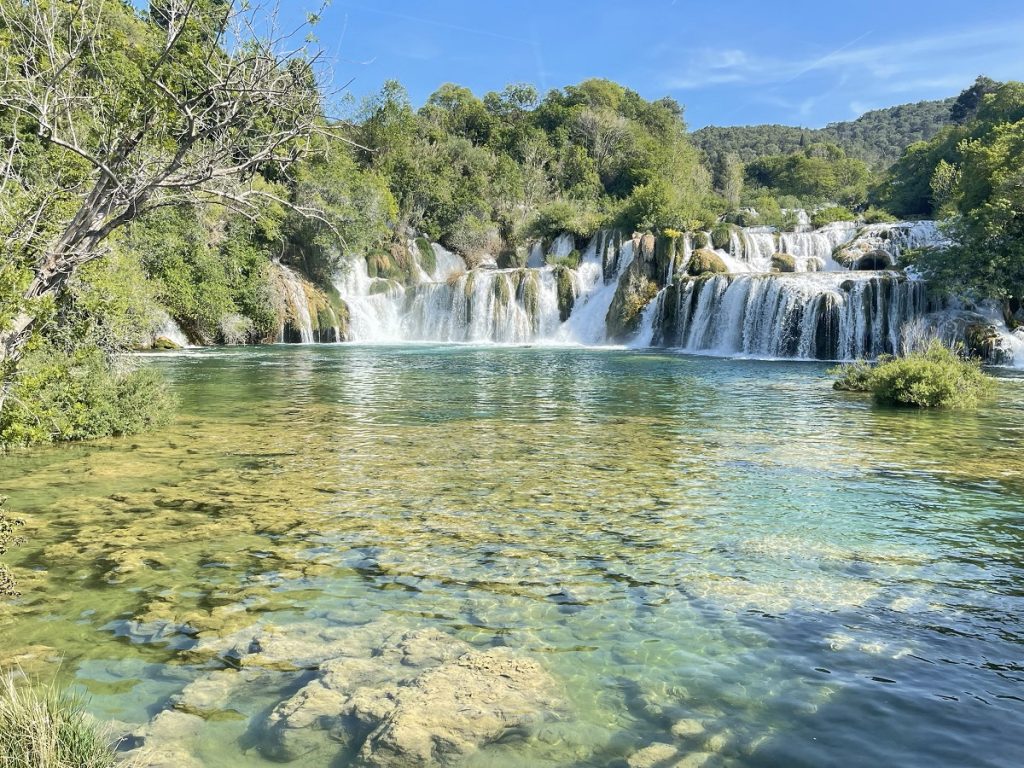 Avec ses chutes et cascades aux eaux aigue marine, le parc national de Krka, non loin de Sibernik, est un magnifique joyau.