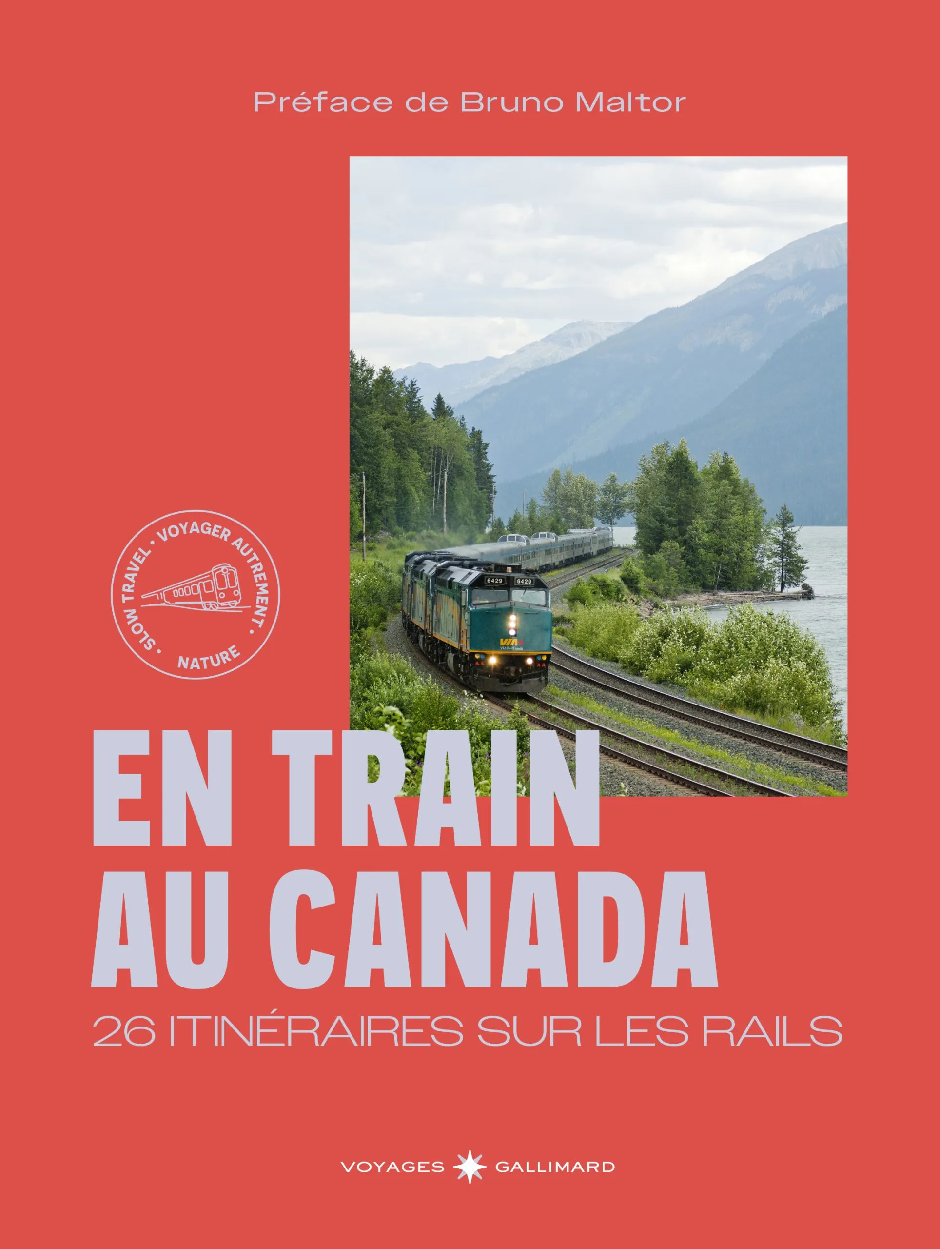 Couverture du livre En train au Canada : 26 itinéraires sur les rails. On y voit un train sur les rails devant un paysage montagneux.