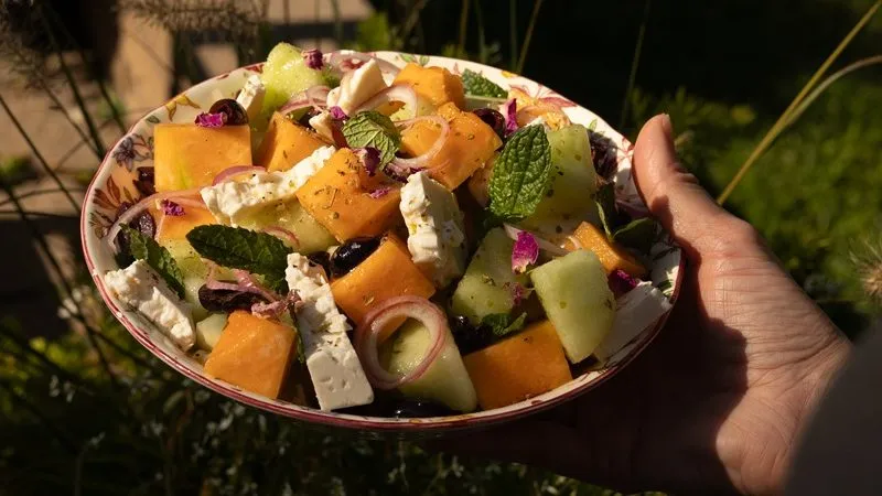 Salade de melons et eau de rose à la grecque