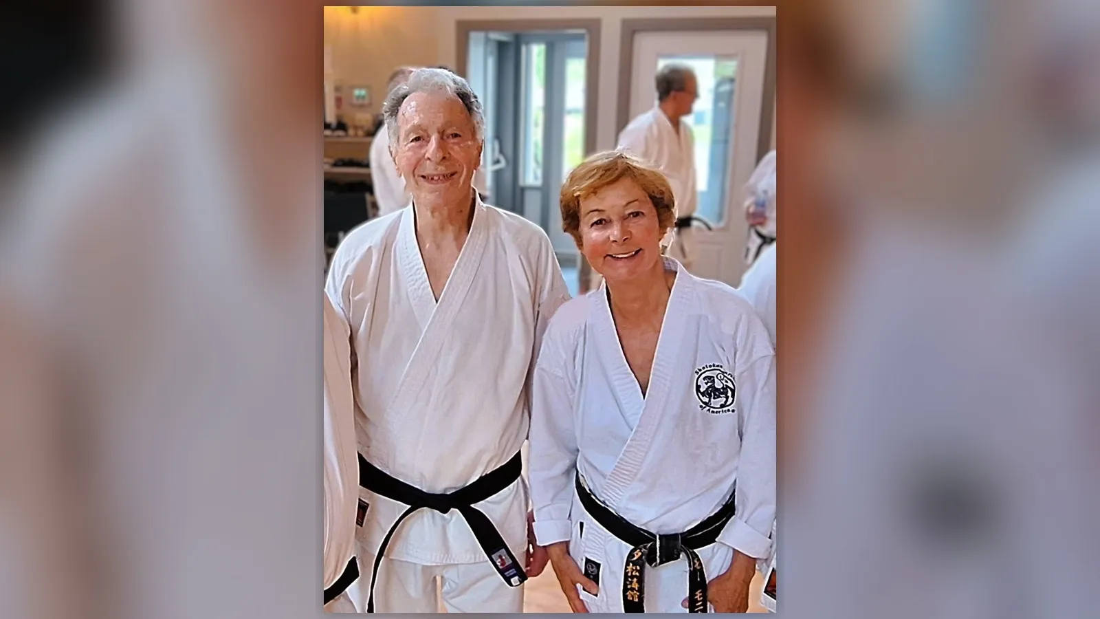 Denis Messier, un karatéka de 91 ans, pose avec son instructrice, Monique Létourneau.