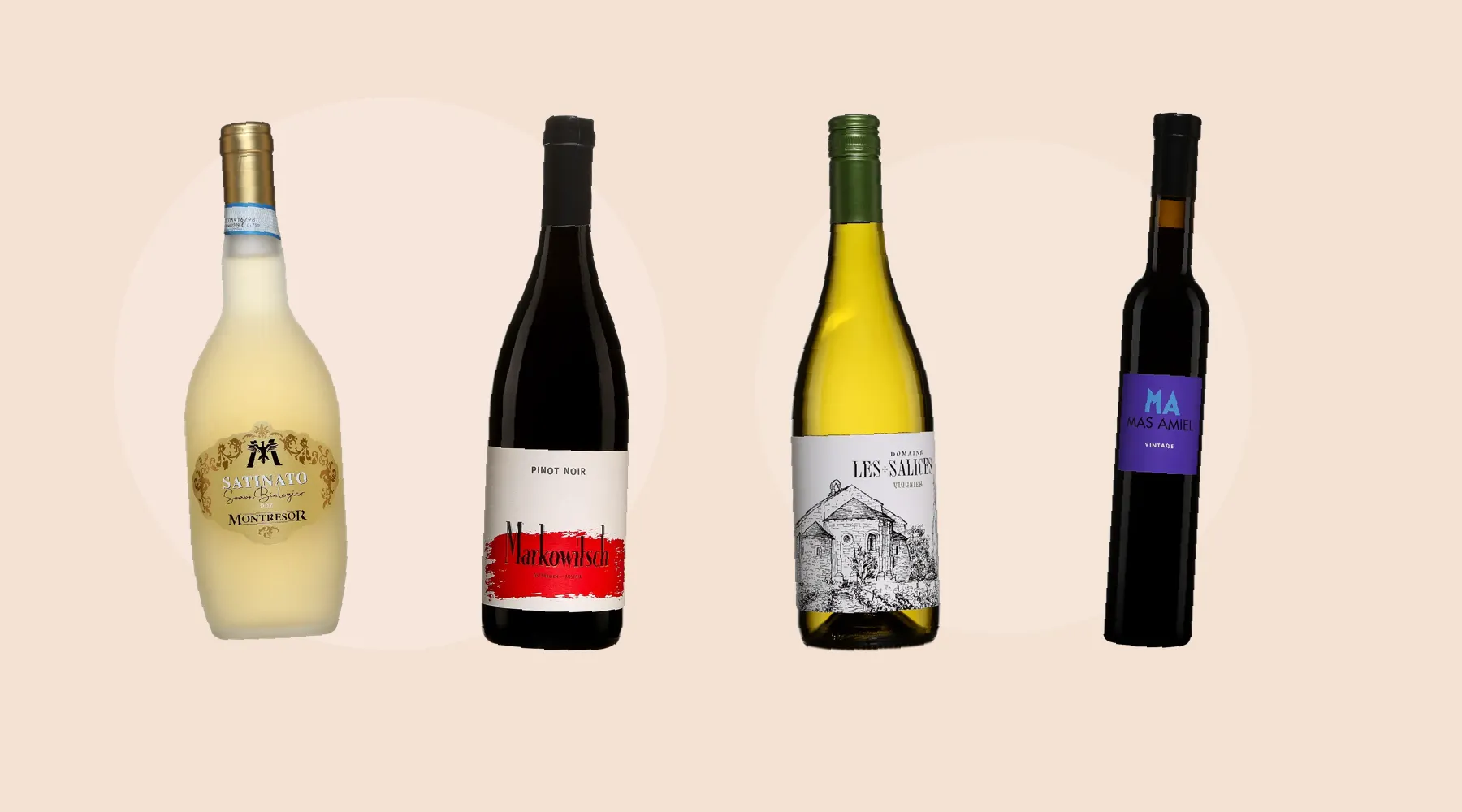 Montage de quatre bouteilles de vin recommandées pour accompagner une fondue, présentées sur un fond pêche avec des cercles décoratifs pâles en arrière-plan.
