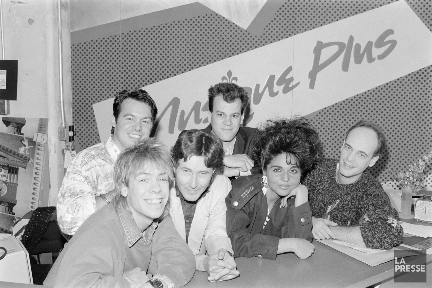 Photo en noir et blanc d'une partie de l’équipe de Musique Plus en 1987. On y voit entre autres Pierre Marchand, Sonia Benezra, Claude Rajotte et Paul Sarrasin.