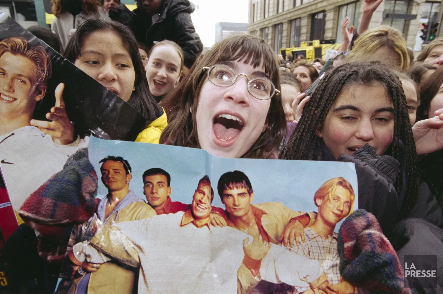 Foule devant MusiquePlus lors du passage des Backstreet Boys en 1997.
