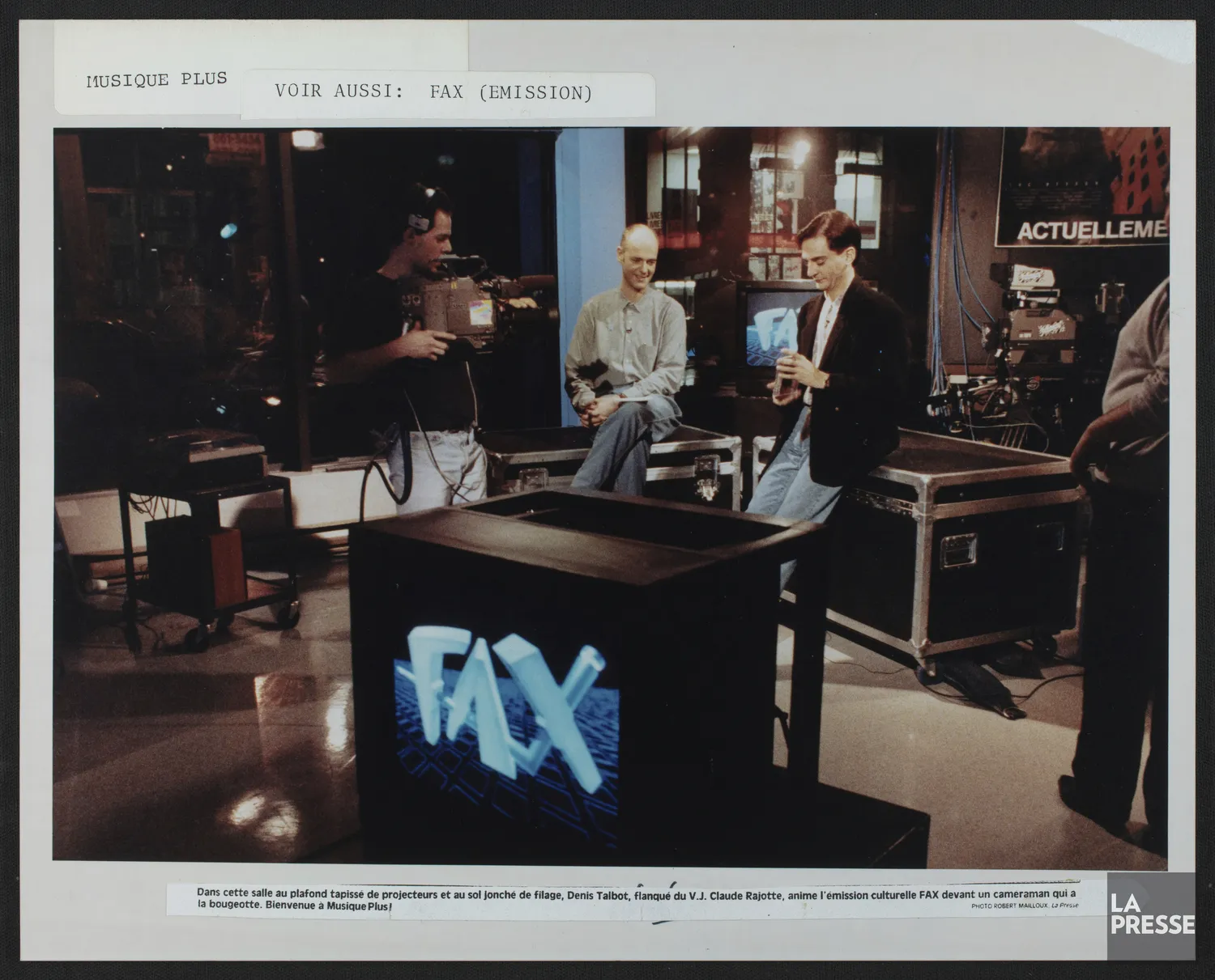 Photo prise sur la plateau de l’émission Fax à Musique Plus; on y voit Denis Talbot et Claude Rajotte.