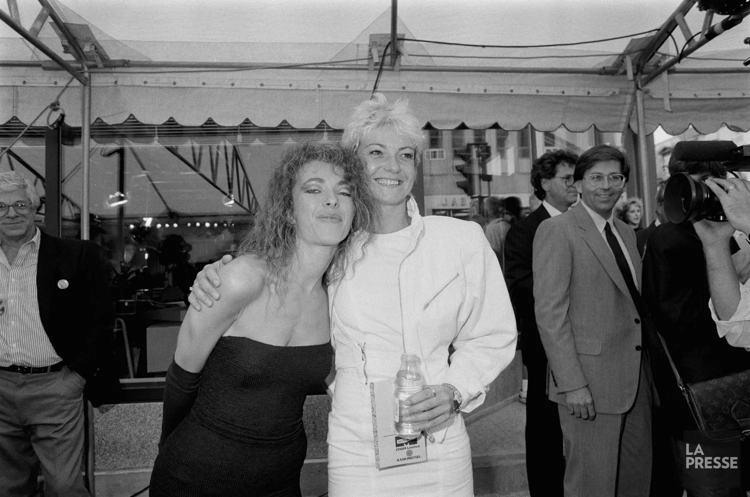 Photo en noir et blanc de Joe Bocan et Marjo prise lors du lancement de la nouvelle programmation de Musique Plus en 1988.