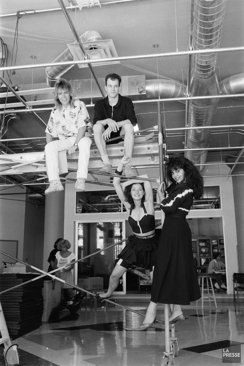 Photo en noir et blanc des locaux de Musique Plus rue Sainte-Catherine en 1988. On voit Sonia Benezra, Paul Sarrazin, Nathalie Richard et Benoît Dufresne.