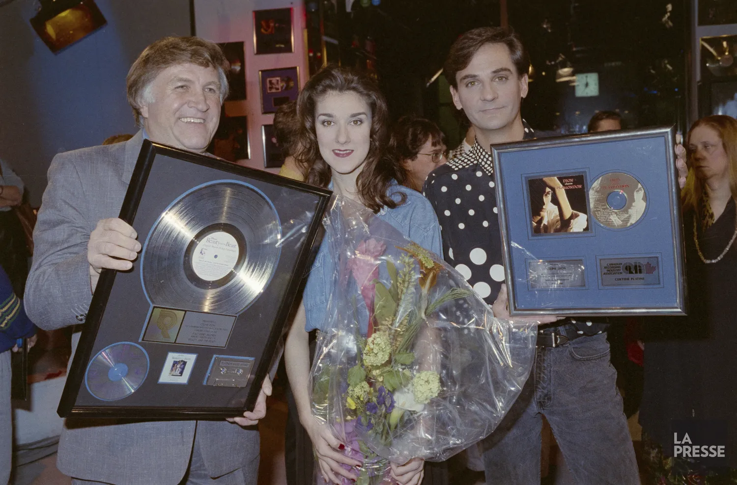 Céline Dion avec l'animateur Denis Talbot lors de la remise d’un disque platine en 1992