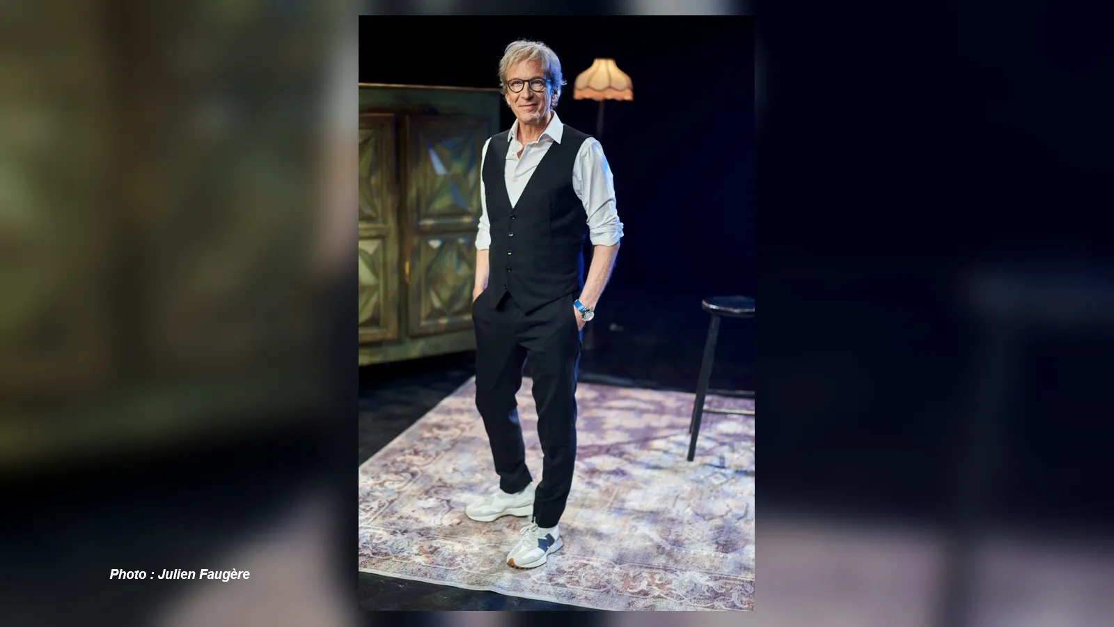 Le magicien Alain Choquette sur scène lors du spectacle Entre histoires et illusions.