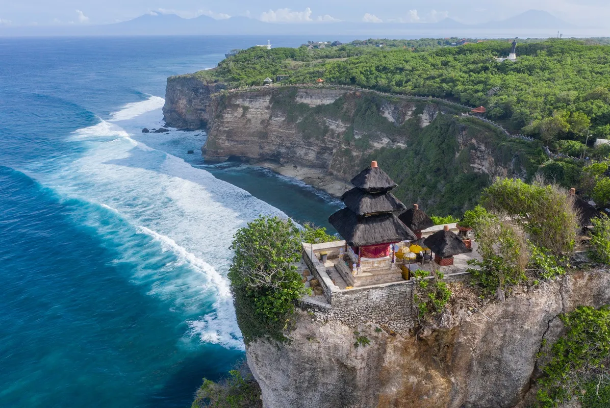Temple Pura Luhur d’Uluwatu perché au bord d’une falaise, avec l’océan en arrière-plan.